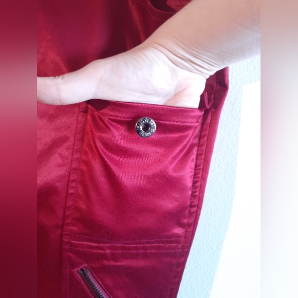 GUESS JEANS silky, stretchy cargo pants with multiple pockets - Picture 8 of 9